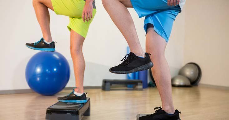 παίζοντας αθλήματα για να αυξήσετε φυσικά την ισχύ